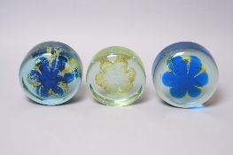 FIVE MDINA PAPERWEIGHTS, to include three Sea Urchin examples with Mdina signatures to the base (5)