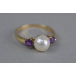A PEARL AND AMETHYST 14CT YELLOW GOLD RING, the centre cultured pearl diameter approximately 7.