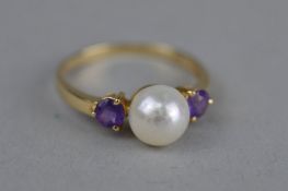A PEARL AND AMETHYST 14CT YELLOW GOLD RING, the centre cultured pearl diameter approximately 7.