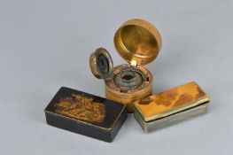 AN EARLY 20TH CENTURY TRAVELLING INK WELL, together with a 19th Century horn and tortoiseshell snuff