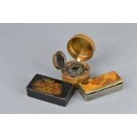 AN EARLY 20TH CENTURY TRAVELLING INK WELL, together with a 19th Century horn and tortoiseshell snuff