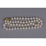 A MODERN CULTURED PEARL SINGLE ROW NECKLET, measuring approximately 280mm in length, strung