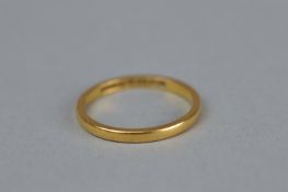 A 22CT YELLOW GOLD WEDDING BAND, width approximately 22mm, ring size O, approximate weight 2.6