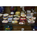 A GROUP OF VARIOUS PILL/TRINKET BOXES, to include Limoges, Delprado, Toyo Kenning & Spencer