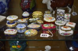 A GROUP OF VARIOUS PILL/TRINKET BOXES, to include Limoges, Delprado, Toyo Kenning & Spencer