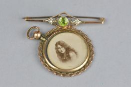 AN EDWARDIAN PERIDOT AND SEED PEARL YELLOW METAL BAR BROOCH, the central peridot within openwork
