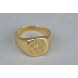 A GENTS 9CT YELLOW GOLD SIGNET RING, scroll and textured engraving, ring size Z+1, approximate