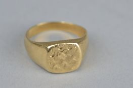 A GENTS 9CT YELLOW GOLD SIGNET RING, scroll and textured engraving, ring size Z+1, approximate