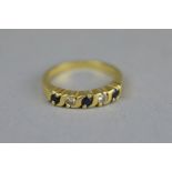 A SAPPHIRE AND DIAMOND FIVE STONE 18CT YELLOW GOLD RING, alternate small round mixed cut sapphires