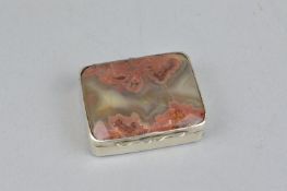 A SAMPSON MORDEN SILVER AND DENDRITIC AGATE TOP AND BOTTOM SNUFF BOX, approximately 33mm x 43mm,