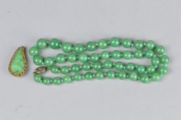 A GRADUATED JADE BEAD NECKLACE, with silver tongue snap clasp, approximate length 25 inches,
