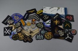 A BOX CONTAINING A LARGE NUMBER OF MILITARY RELATED SHOULDER PATCHES, UNIT PATCHES AND CRESTS,