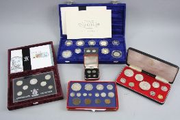 AN AMOUNT OF MAINLY UK COINS, to include a boxed 1899 Maundy money four coin set, a 1937 set of 15