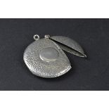 AN EDWARDIAN CIRCULAR SILVER VESTA CASE, spot hammered finish, circular vacant cartouche, maker M