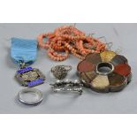 A MIXED LOT, to include hardstone brooch, loose coral necklace, silver brooch etc (6)