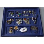 A TRAY OF MIXED BROOCHES AND RINGS, etc