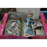 A QUANTITY OF LOOSE POSTCARDS AND CIGARETTE/TRADE CARDS, advertising, newspaper clippings etc