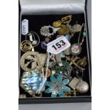 A SMALL BOX OF MIXED SILVER BROOCHES, etc