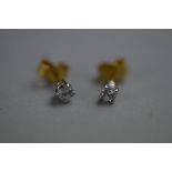 A MODERN PAIR OF 18CT GOLD DIAMOND SINGLE STONE STUD EARRINGS, post and scroll fittings, estimated