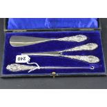 AN EDWARDIAN SILVER HANDLED SET OF BUTTON HOOK, SHOE HORN AND GLOVE STRETCHERS, makers Ceispin &