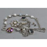 A MIXED LOT OF SILVER AND COSTUME JEWELLERY