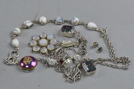 A MIXED LOT OF SILVER AND COSTUME JEWELLERY