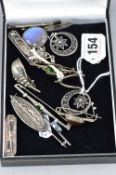 A SMALL TRAY OF MIXED SILVER BROOCHES, etc