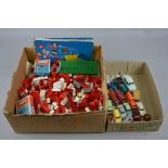 A QUANTITY OF UNBOXED AND ASSORTED LEGO, c.1960's vintage items, to include boxed accessory pack