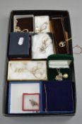 A TRAY OF MIXED SILVER JEWELLERY ETC