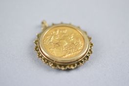 A 1913 SOVEREIGN IN A 9CT MOUNT, approximate weight 11.8 grams