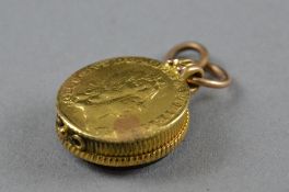 A GOLD AND HARDSTONE FOB, approximate weight 5.6 grams