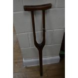 A VINTAGE CHILD'S WOODEN CRUTCH, height approximately 92cm