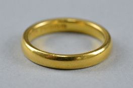 A 22CT BAND, approximate weight 6 grams, ring size N