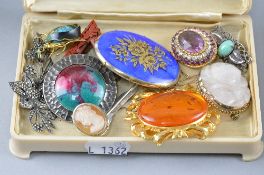 A BOX OF ELEVEN MIXED BROOCHES