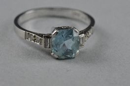 AN ART DECO 18CT AQUAMARINE RING, set with diamond shoulders, ring size K, approximate weight 2.4