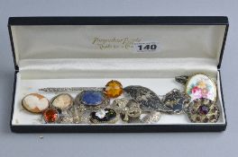 A BOX OF FOURTEEN MIXED BROOCHES