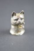 A MODERN SILVER CAT VESTA, London hallmarks (?), approximate weight 25.8 grams