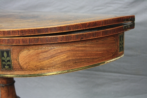 A GEORGE III MAHOGANY 'D' SHAPED FOLD OVER TEA TABLE, crossbanded and with line inlay, the frieze - Bild 2 aus 5