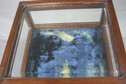 AN EDWARDIAN MAHOGANY TABLE TOP DISPLAY CABINET, the hinged square top with glazed lid and side - Bild 2 aus 4