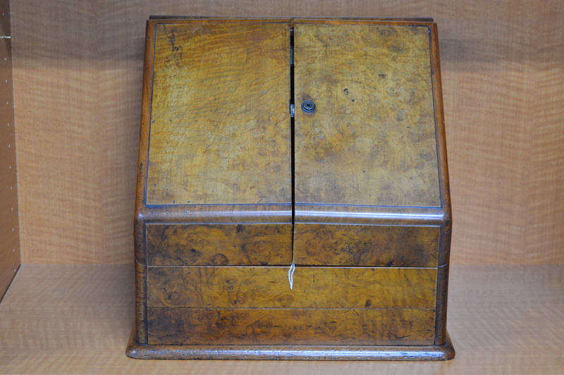 A LATE VICTORIAN WALNUT AND OAK STATIONARY BOX, bearing label for 'Army & Navy C.S.L. Makers', - Bild 3 aus 12