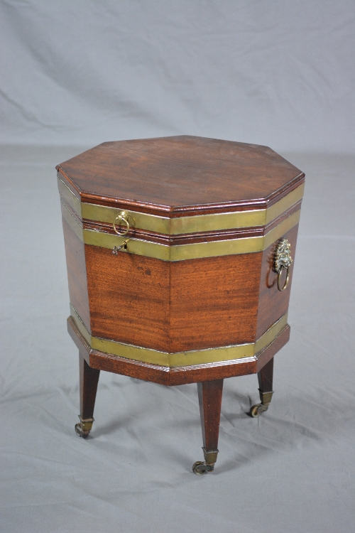 A GEORGE III MAHOGANY AND BRASS BOUND OCTAGONAL CELLARET, ring handle to front above lock, lead - Bild 2 aus 7