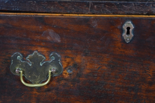 A GEORGE III OAK DRESSER, fitted with three deep drawers above a wavy apron, on front baluster - Bild 2 aus 7