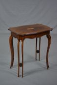 AN EDWARDIAN MAHOGANY AND INLAID SHAPED RECTANGULAR OCCASIONAL TABLE, the centre inlaid with oval
