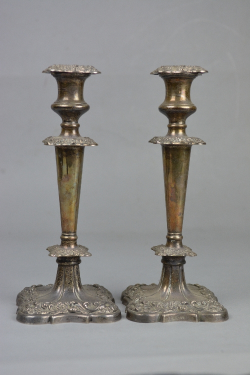 A PAIR OF EDWARDIAN SILVER CANDLESTICKS, foliate cast decoration to removable sconce, shoulders