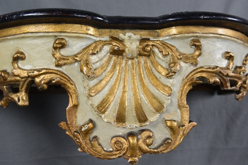 A 19TH CENTURY BAROQUE STYLE GESSO AND GILTWOOD CONSOLE TABLE, the later ebonised faux black - Bild 3 aus 11