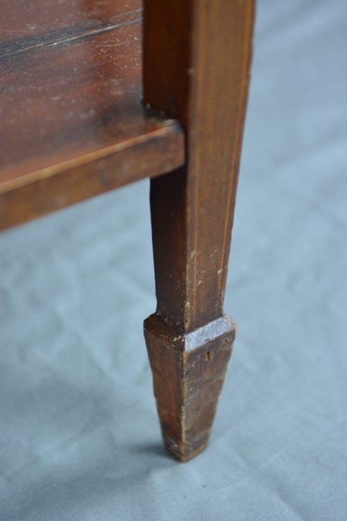 AN EDWARDIAN MAHOGANY AND INLAID DISPLAY CABINET, of triangular form, the cornice with central - Bild 7 aus 7