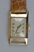 AN EARLY TO MID 20TH CENTURY GENTS 9CT WRISTWATCH, rectangular case to a brown leather strap,