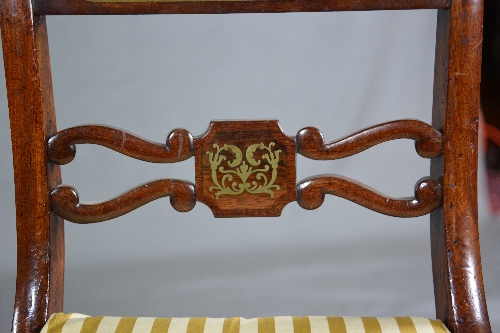 A SET OF ELEVEN REGENCY MAHOGANY ROSEWOOD AND BRASS INLAID DINING CHAIRS, moulded top rail above bar - Bild 2 aus 5