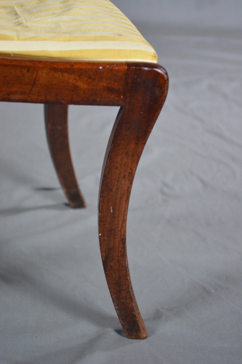 A SET OF ELEVEN REGENCY MAHOGANY ROSEWOOD AND BRASS INLAID DINING CHAIRS, moulded top rail above bar - Bild 3 aus 5