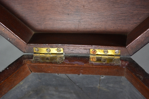 A GEORGE III MAHOGANY AND BRASS BOUND OCTAGONAL CELLARET, ring handle to front above lock, lead - Bild 6 aus 7